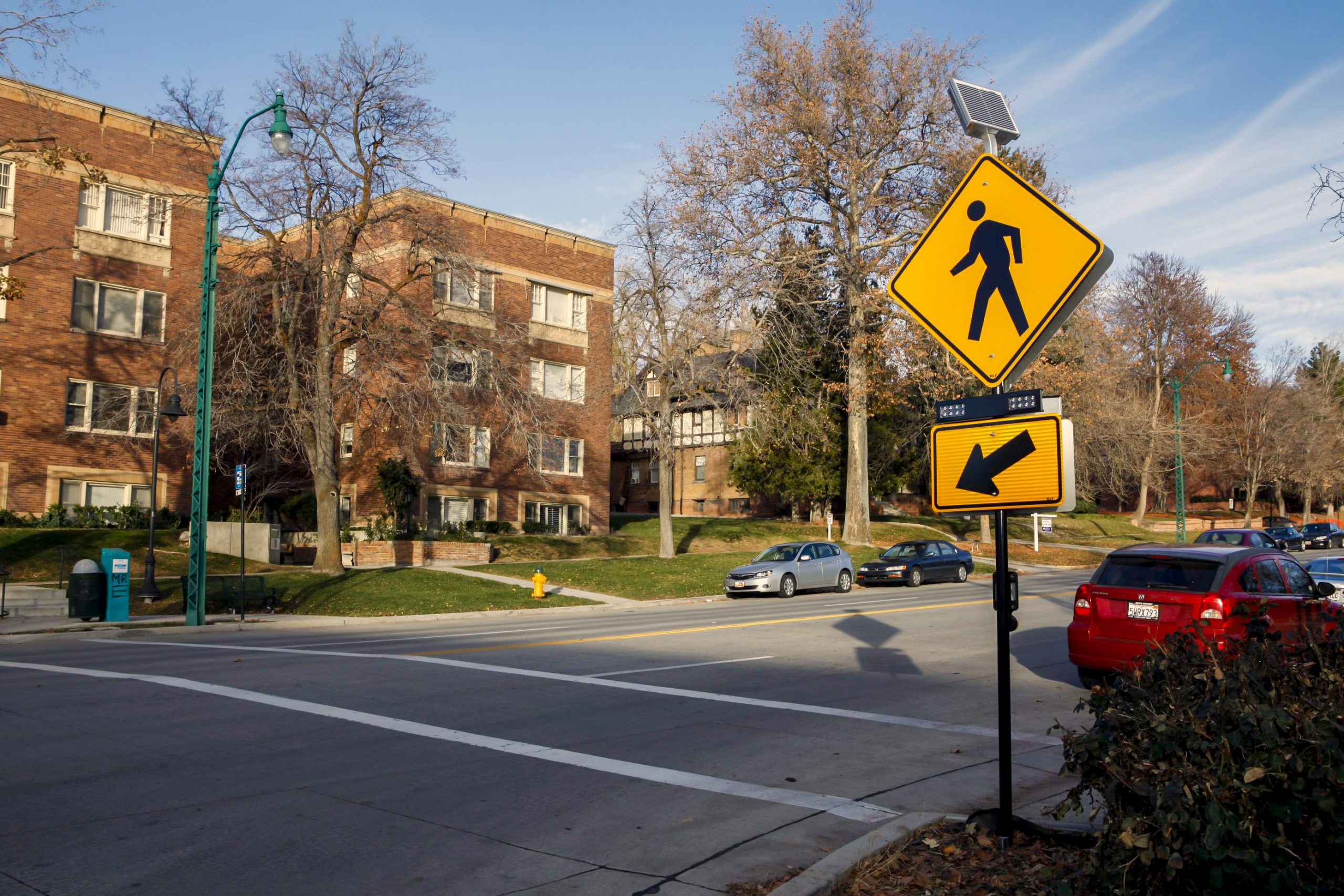r920 solar-powered rectangular rapid flashing beacon installed at a crosswalk