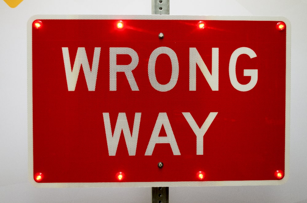 r5-1a wrong way led enhanced sign with background